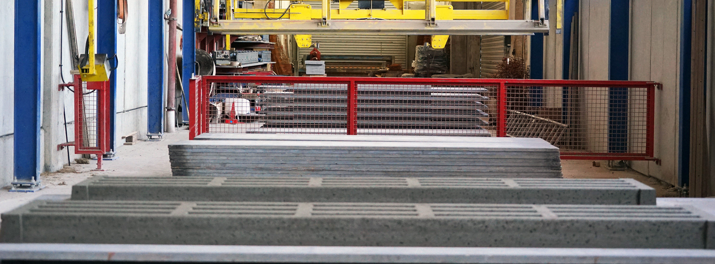 Betonspalten-Fertigteile geeignet für Schweinemast, Sauenhaltung und Ferkelaufzucht.